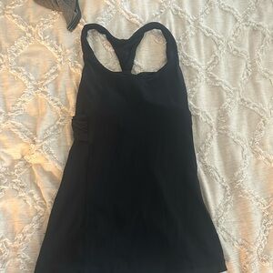 black lululemon tank